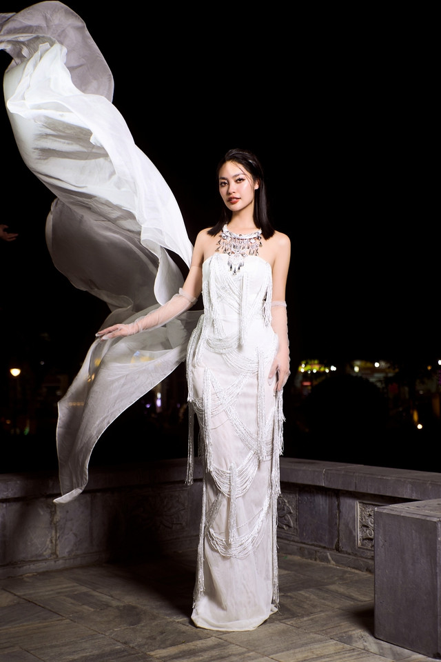 Hoa hậu Nông Thúy Hằng và trang phục của nhà thiết kế Bùi Hoàng Ân