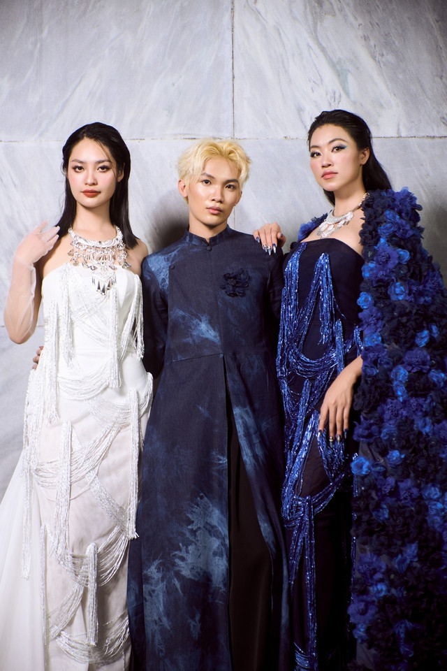 Nhà thiết kế Bùi Hoàng Ân và hai hoa hậu.