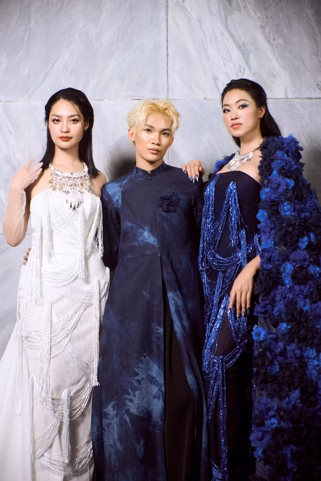 Nhà thiết kế Bùi Hoàng Ân và hai hoa hậu.