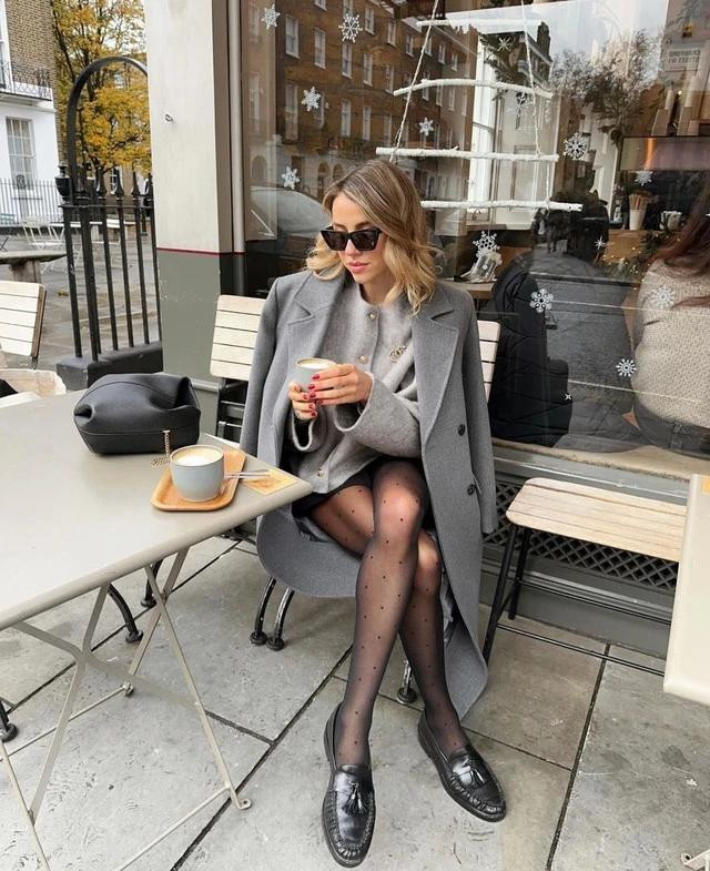 Ngoài thiết kế trơn màu hay gắn khóa quen thuộc thì giày loafer với phần trang trí tua rua trên mũi giày mang phong cách boho cũng là phụ kiện mới rất đáng để bạn thử nghiệm trong mùa mốt này. Cô nàng Amelia Taylor vận dụng bộ đồ màu xám "từ đầu đến chân" và tạo điểm nhấn cùng quần tất chấm bi dễ thương, tag cài áo đính đá sang chảnh. Ảnh: @withameliataylor Ngoài thiết kế trơn màu hay gắn khóa quen thuộc thì giày loafer với phần trang trí tua rua trên mũi giày mang phong cách boho cũng là phụ kiện mới rất đáng để bạn thử nghiệm trong mùa mốt này. Cô nàng Amelia Taylor vận dụng bộ đồ màu xám "từ đầu đến chân" và tạo điểm nhấn cùng quần tất chấm bi dễ thương, tag cài áo đính đá sang chảnh. Ảnh: @withameliataylor