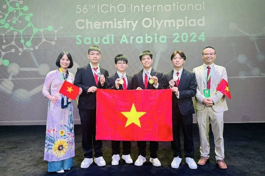 Đoàn học sinh Việt Nam và các thầy, cô dẫn đoàn tham gia kỳ thi Olympic Hóa học quốc tế. (Nguồn: Bộ Giáo dục và Đào tạo) Đoàn học sinh Việt Nam và các thầy, cô dẫn đoàn tham gia kỳ thi Olympic Hóa học quốc tế. (Nguồn: Bộ Giáo dục và Đào tạo)