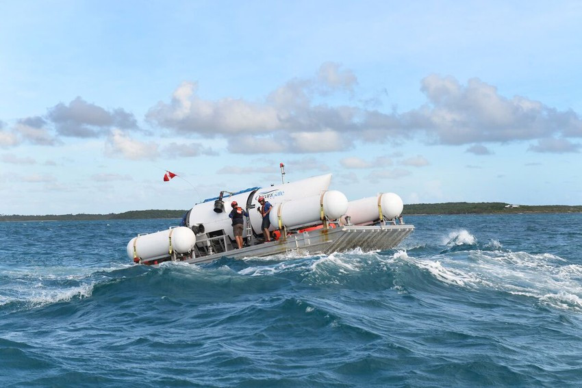 Bức ảnh được cho là tàu lặn Titan của Công ty OceanGate Expeditions đang được kéo ra điểm lặn trước khi mất tích sau đó vào ngày 19-6. Ảnh: BLOOMBERG Bức ảnh được cho là tàu lặn Titan của Công ty OceanGate Expeditions đang được kéo ra điểm lặn trước khi mất tích sau đó vào ngày 19-6. Ảnh: BLOOMBERG