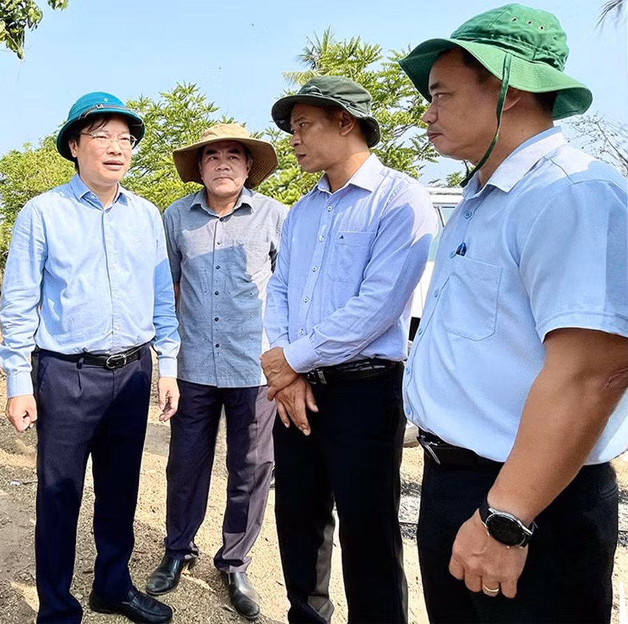 Chủ tịch UBND tỉnh Trương Hải Long (bìa trái) trao đổi với lãnh đạo các sở, ngành, địa phương về tình trạng sạt lở bờ sông, suối trên địa bàn huyện Ia Pa. Ảnh: Minh Nguyễn