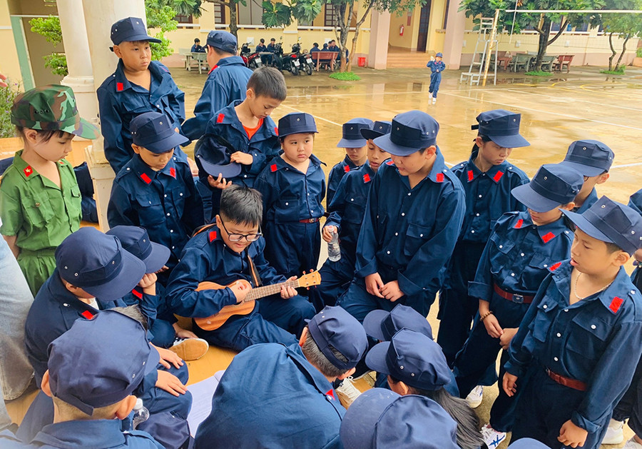 Qua chương trình, các em thiếu nhi được gặp gỡ, có thêm những người bạn mới. Ảnh M.N Qua chương trình, các em thiếu nhi được gặp gỡ, có thêm những người bạn mới. Ảnh M.N