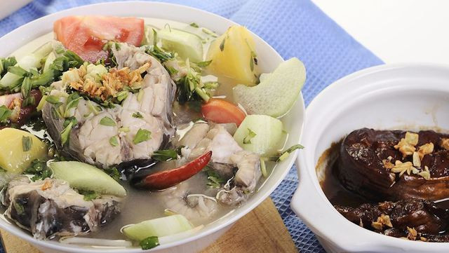 Bát canh chua thường đi chung với món cá kho tộ. Ảnh: TASTE ATLAS Bát canh chua thường đi chung với món cá kho tộ. Ảnh: TASTE ATLAS