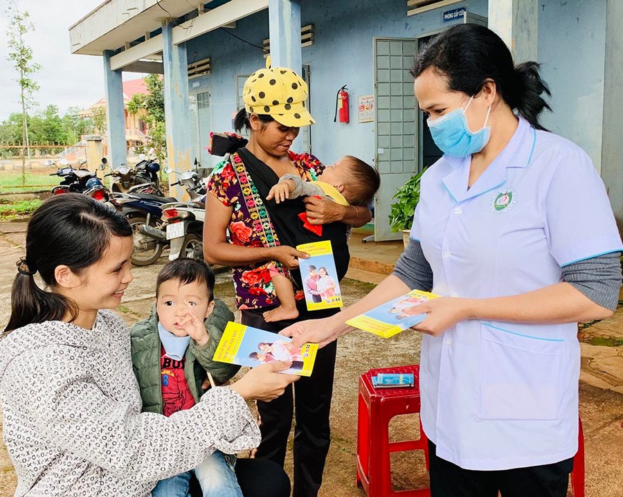 Nhân viên y tế tăng cường tuyên truyền người dân nâng cao ý thức phòng-chống dịch. Ảnh: Như Nguyện Nhân viên y tế tăng cường tuyên truyền người dân nâng cao ý thức phòng-chống dịch. Ảnh: Như Nguyện