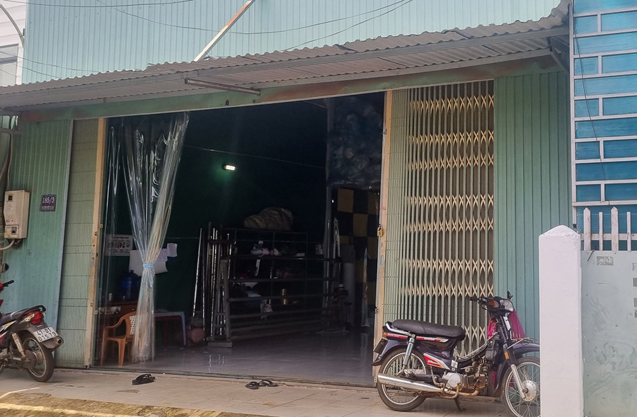 Mặc dù máy móc đang hoạt động nhưng chủ cơ sở Vũ Nguyệt vẫn không kéo tấm ni lông chắn bụi phía trước. Ảnh: Sang Phương Mặc dù máy móc đang hoạt động nhưng chủ cơ sở Vũ Nguyệt vẫn không kéo tấm ni lông chắn bụi phía trước. Ảnh: Sang Phương