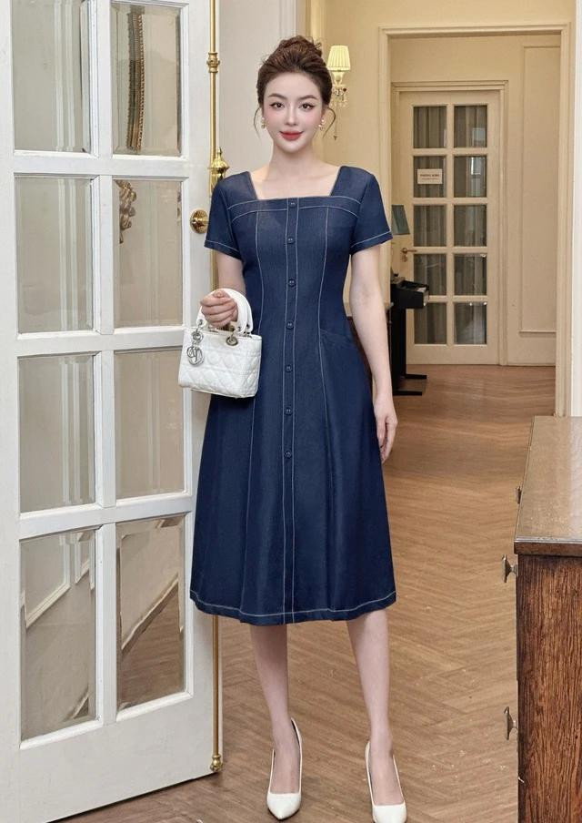 Thổi một làn gió mới cho sắc hè thêm tươi mát, mẫu váy suông cổ vuông mang đến sự tối giản nhẹ nhàng nhưng vẫn giữ được nét sang trọng cùng khí chất tự tin, quyền lực của người phụ nữ hiện đại Thổi một làn gió mới cho sắc hè thêm tươi mát, mẫu váy suông cổ vuông mang đến sự tối giản nhẹ nhàng nhưng vẫn giữ được nét sang trọng cùng khí chất tự tin, quyền lực của người phụ nữ hiện đại