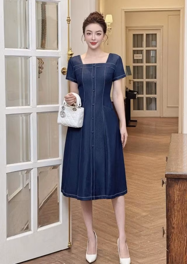 Thổi một làn gió mới cho sắc hè thêm tươi mát, mẫu váy suông cổ vuông mang đến sự tối giản nhẹ nhàng nhưng vẫn giữ được nét sang trọng cùng khí chất tự tin, quyền lực của người phụ nữ hiện đại