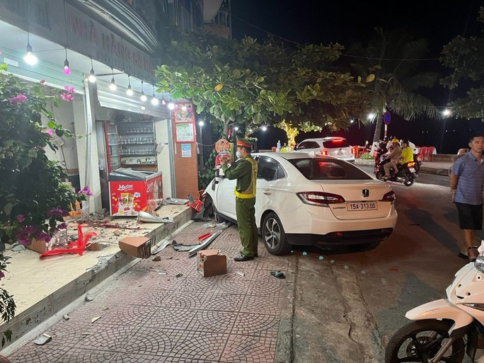 Cán bộ điều tra hình sự gây tai nạn nhưng không cho kiểm tra nồng độ cồn và ma túy - Ảnh 1. Hiện trường vụ tai nạn giao thông xảy ra ngày 4-9. Ảnh: Công an Đồ Sơn.