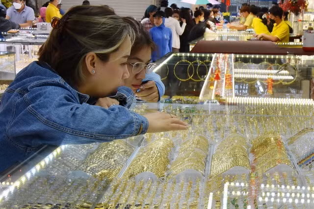 Giá vàng hôm nay của thế giới giảm mạnh