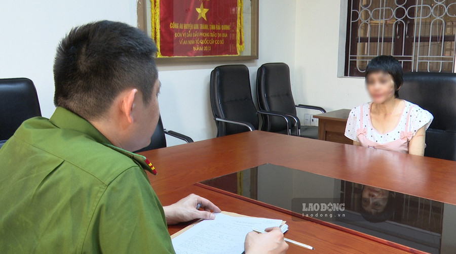 Chị G trao đổi với cơ quan công an. Ảnh: Công an tỉnh Hải Dương