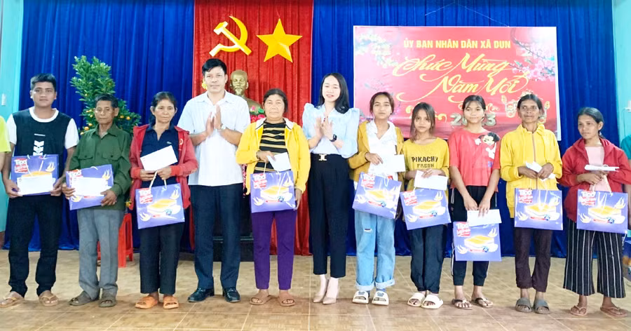Phó Chủ tịch Ủy ban MTTQ Việt Nam tỉnh Đinh Ngọc Hải (thứ 4 từ trái qua) trao quà Tết cho hộ nghèo xã Dun (huyện Chư Sê). Ảnh: Lê Đại