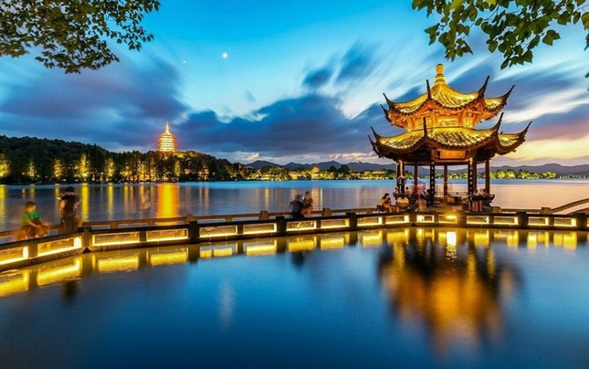 Tây Hồ Hàng Châu lung linh khi về đêm. Tây Hồ Hàng Châu lung linh khi về đêm.