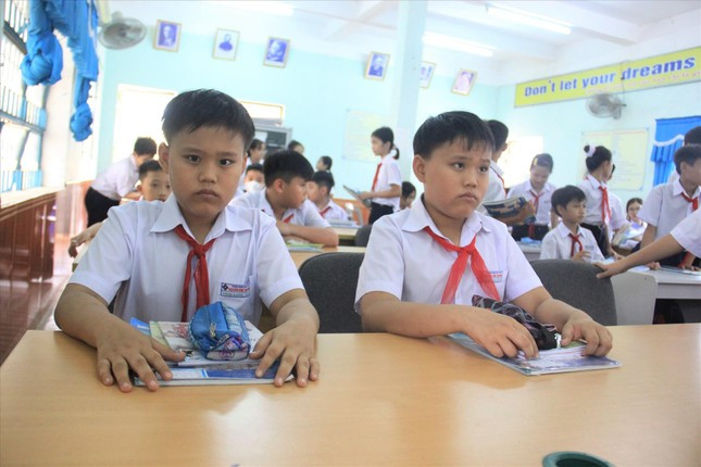 Sang và Trọng được bố trí ngồi dãy bàn trên để thuận lợi di chuyển, hoạt động nhóm. Ảnh: Thanh Trần Sang và Trọng được bố trí ngồi dãy bàn trên để thuận lợi di chuyển, hoạt động nhóm. Ảnh: Thanh Trần