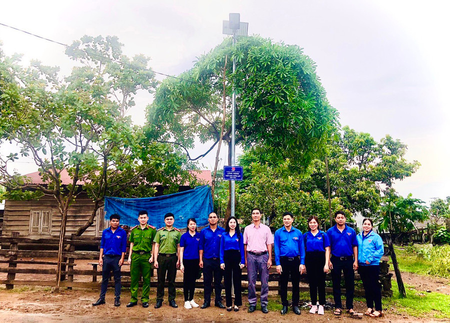 Công trình “Thắp sáng đường quê” của Đoàn xã Ia Mơr góp phần đảm bảo an ninh trật tự, an toàn giao thông trên địa bàn. Ảnh: Mai Ka