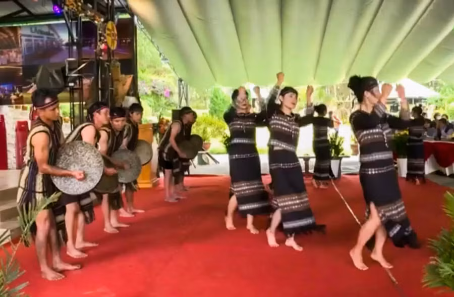 Hội thi diễn tấu cồng chiêng và múa xoang Hội thi diễn tấu cồng chiêng và múa xoang