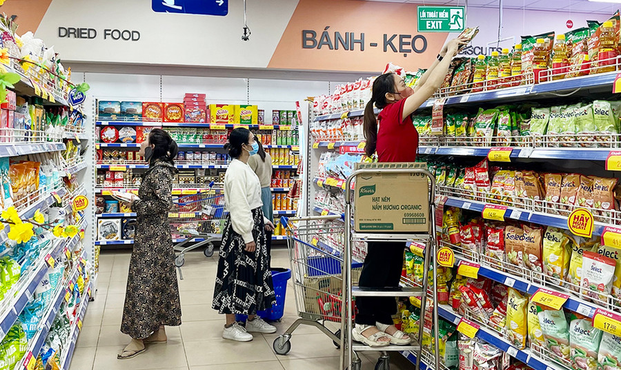 Năm 2024, công tác bảo vệ quyền lợi của người tiêu dùng tiếp tục gắn với chủ đề “Thông tin minh bạch, tiêu dùng an toàn”. Ảnh: V.T Năm 2024, công tác bảo vệ quyền lợi của người tiêu dùng tiếp tục gắn với chủ đề “Thông tin minh bạch, tiêu dùng an toàn”. Ảnh: V.T