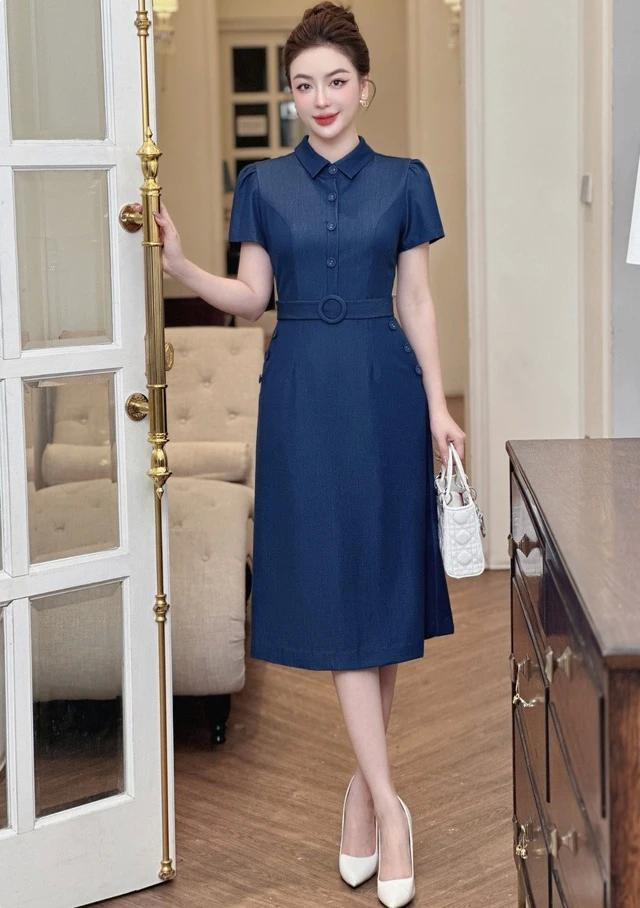 Thiết kế phom dáng chữ A cùng chi tiết cổ đức và điểm nhấn đai thắt lưng giúp giấu nhẹm khuyết điểm vòng 2 kém thon gọn, đưa vóc dáng quý cô thêm hoàn hảo và tạo nên bộ trang phục vô cùng tinh tế Thiết kế phom dáng chữ A cùng chi tiết cổ đức và điểm nhấn đai thắt lưng giúp giấu nhẹm khuyết điểm vòng 2 kém thon gọn, đưa vóc dáng quý cô thêm hoàn hảo và tạo nên bộ trang phục vô cùng tinh tế