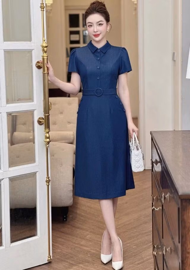 Thiết kế phom dáng chữ A cùng chi tiết cổ đức và điểm nhấn đai thắt lưng giúp giấu nhẹm khuyết điểm vòng 2 kém thon gọn, đưa vóc dáng quý cô thêm hoàn hảo và tạo nên bộ trang phục vô cùng tinh tế