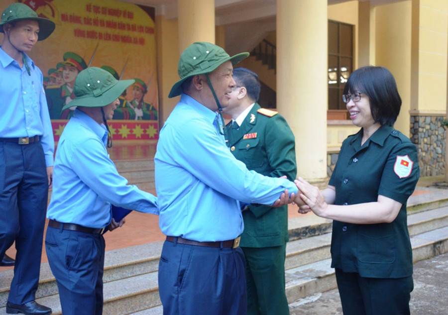 Phó Chủ tịch UBND tỉnh, Trưởng ban Chỉ đạo 515 của tỉnh Nguyễn Thị Thanh Lịch tiễn cán bộ, chiến sĩ Đội K52 lên đường làm nhiệm vụ tìm kiếm, quy tập hài cốt liệt sĩ mùa khô 2023-2024. Ảnh: Vĩnh Hoàng Phó Chủ tịch UBND tỉnh, Trưởng ban Chỉ đạo 515 của tỉnh Nguyễn Thị Thanh Lịch tiễn cán bộ, chiến sĩ Đội K52 lên đường làm nhiệm vụ tìm kiếm, quy tập hài cốt liệt sĩ mùa khô 2023-2024. Ảnh: Vĩnh Hoàng