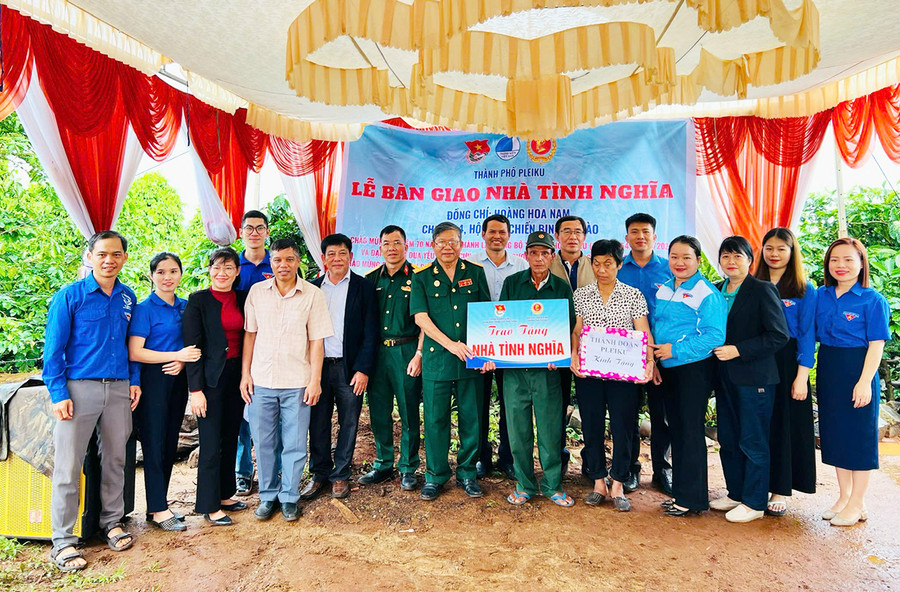 Thành Đoàn-Hội Liên hiệp thanh niên Việt Nam TP. Pleiku phối hợp cùng Hội Cựu chiến binh thành phố bàn giao nhà tình nghĩa cho cựu chiến binh Hoàng Hoa Nam (thôn 4, xã Gào). Ảnh: M.N