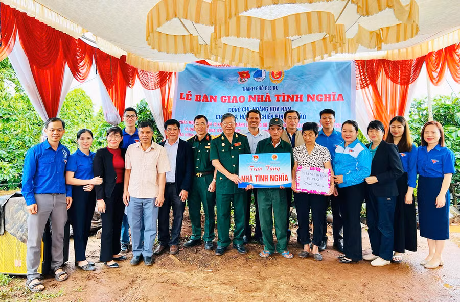 Thành Đoàn-Hội Liên hiệp thanh niên Việt Nam TP. Pleiku phối hợp cùng Hội Cựu chiến binh thành phố bàn giao nhà tình nghĩa cho cựu chiến binh Hoàng Hoa Nam (thôn 4, xã Gào). Ảnh: M.N