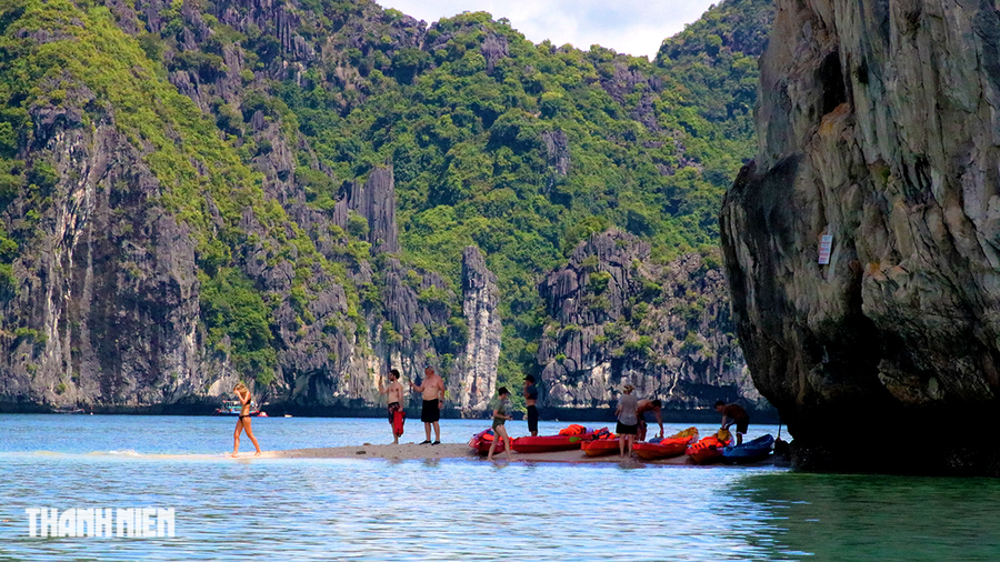 Ngắm vẻ đẹp quần đảo Cát Bà vừa trở thành Di sản thiên nhiên thế giới - Ảnh 7. Khách du lịch ghé vào các bãi cát, cồn cát trên vịnh Lan Hạ bơi lội. Ảnh: GIANG LINH