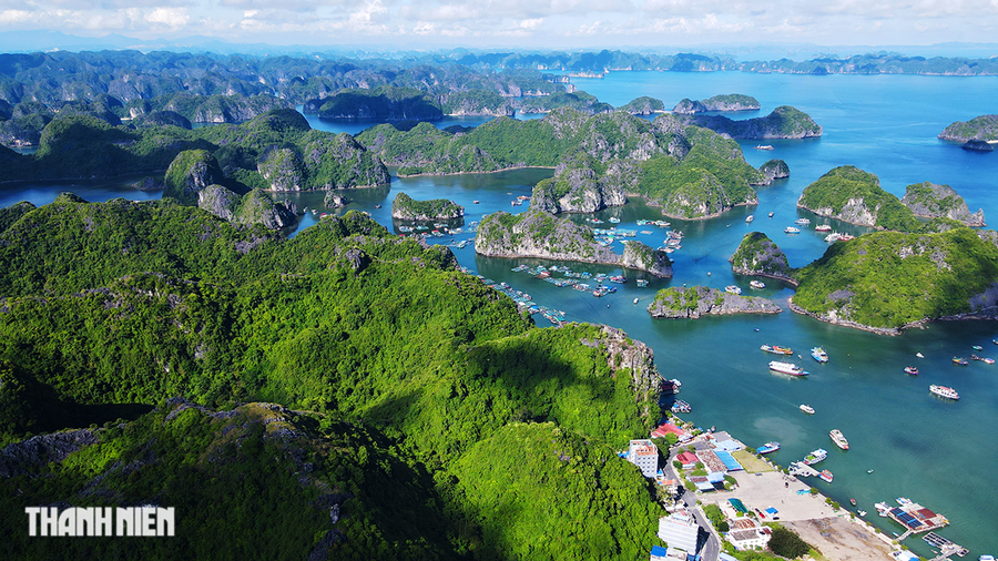 Ngắm vẻ đẹp quần đảo Cát Bà vừa trở thành Di sản thiên nhiên thế giới - Ảnh 1. Một góc vịnh Lan Hạ thuộc quần đảo Cát Bà, H.Cát Hải (TP.Hải Phòng) nhìn từ trên cao. Ảnh: GIANG LINH