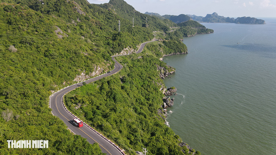 Ngắm vẻ đẹp quần đảo Cát Bà vừa trở thành Di sản thiên nhiên thế giới - Ảnh 2. Con đường bộ uốn lượn quanh co theo triền núi đá vôi, một bên là biển biếc, một bên là núi cao, đưa du khách từ đất liền ra với di sản thiên nhiên thế giới vịnh Hạ Long - quần đảo Cát Bà. Ảnh: GIANG LINH