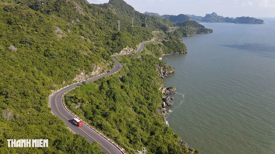 Con đường bộ uốn lượn quanh co theo triền núi đá vôi, một bên là biển biếc, một bên là núi cao, đưa du khách từ đất liền ra với di sản thiên nhiên thế giới vịnh Hạ Long - quần đảo Cát Bà. Ảnh: GIANG LINH