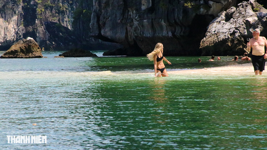 Ngắm vẻ đẹp quần đảo Cát Bà vừa trở thành Di sản thiên nhiên thế giới - Ảnh 8. Nước biển trong xanh, sạch đẹp trên vịnh Lan Hạ khiến du khách nước ngoài thích thú khi đến với đảo ngọc Cát Bà. Ảnh: GIANG LINH