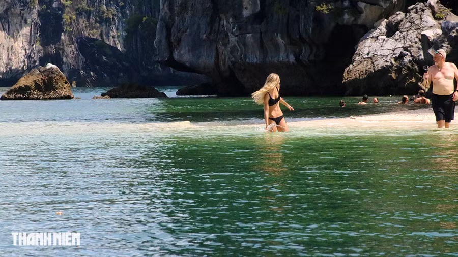 Nước biển trong xanh, sạch đẹp trên vịnh Lan Hạ khiến du khách nước ngoài thích thú khi đến với đảo ngọc Cát Bà. Ảnh: GIANG LINH