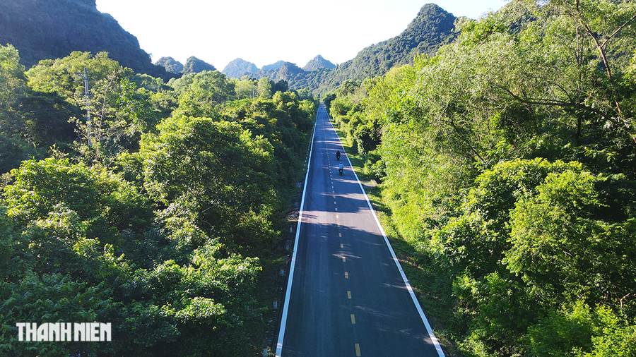 Ngắm vẻ đẹp quần đảo Cát Bà vừa trở thành Di sản thiên nhiên thế giới - Ảnh 14. Tuyến đường xuyên Vườn quốc gia Cát Bà, hai bên trùng trùng điệp điệp là những dãy núi đá vôi cùng hệ thực vật phong phú. Ảnh: GIANG LINH