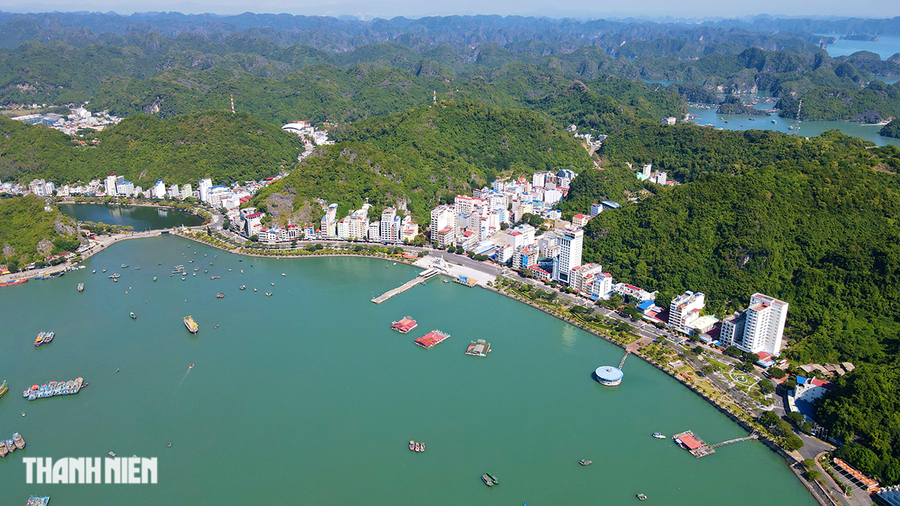 Ngắm vẻ đẹp quần đảo Cát Bà vừa trở thành Di sản thiên nhiên thế giới - Ảnh 3. TT. Cát Bà, H.Cát Hải (TP.Hải Phòng) là trung tâm du lịch của huyện đảo, tập trung nhiều khách sạn, nhà hàng... Ảnh: GIANG LINH