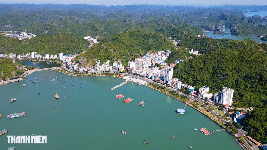 TT. Cát Bà, H.Cát Hải (TP.Hải Phòng) là trung tâm du lịch của huyện đảo, tập trung nhiều khách sạn, nhà hàng... Ảnh: GIANG LINH