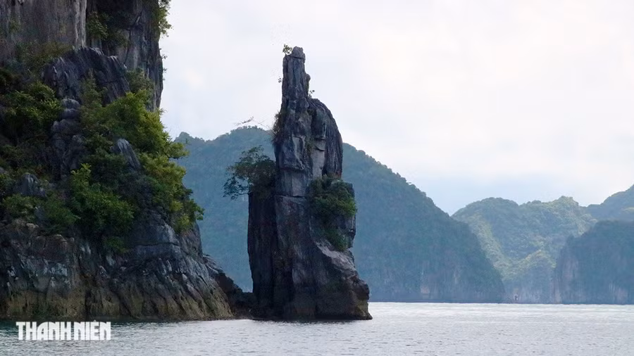 Hòn ông Bụt nhô lên từ mặt biển. Ảnh: GIANG LINH