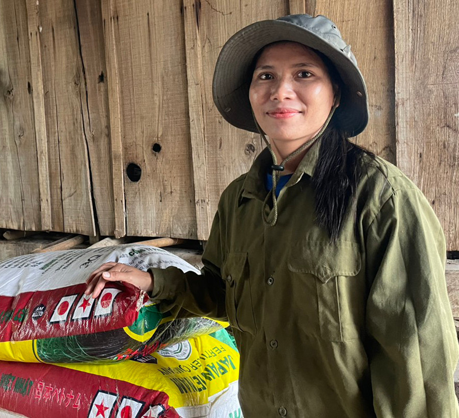 Chị Đinh Thị Kat vượt khó làm giàu trên quê hương. Ảnh: Thiên Di Chị Đinh Thị Kat vượt khó làm giàu trên quê hương. Ảnh: Thiên Di