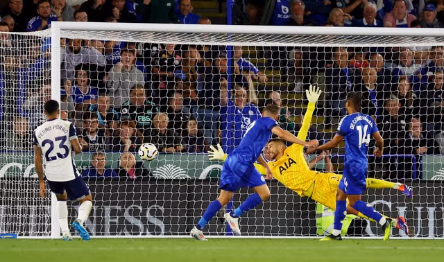 Jamie Vardy thoải mái đánh đầu ghi bàn cho Leicester