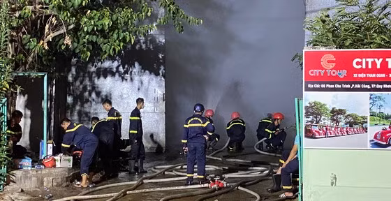 Lực lượng cảnh sát đang nỗ lực tiếp cận dập tắt ngọn lửa vào sáng 3-7
