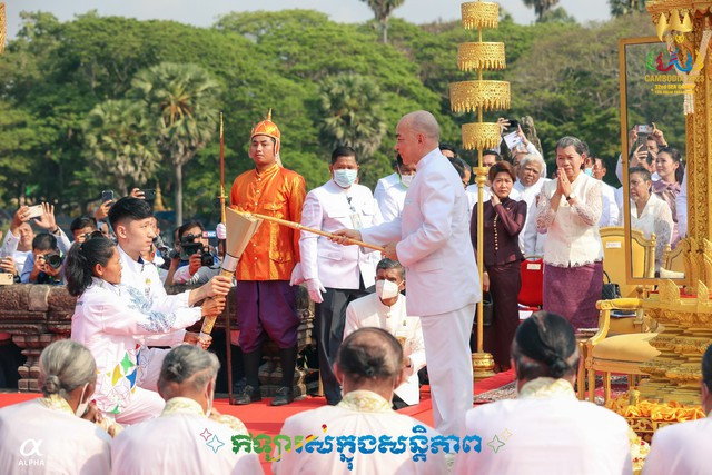 Ngày 21/3, Quốc vương Campuchia Norodom Sihamoni thực hiện nghi thức thắp đuốc SEA Games 32, khởi đầu hành trình rước đuốc vòng quanh Đông Nam Á- Ảnh: Cambodia2023.com Ngày 21/3, Quốc vương Campuchia Norodom Sihamoni thực hiện nghi thức thắp đuốc SEA Games 32, khởi đầu hành trình rước đuốc vòng quanh Đông Nam Á- Ảnh: Cambodia2023.com