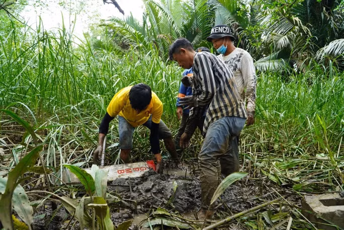 Công tác cắm ranh cho Vành đai 3 - Ảnh: THU HỒNG