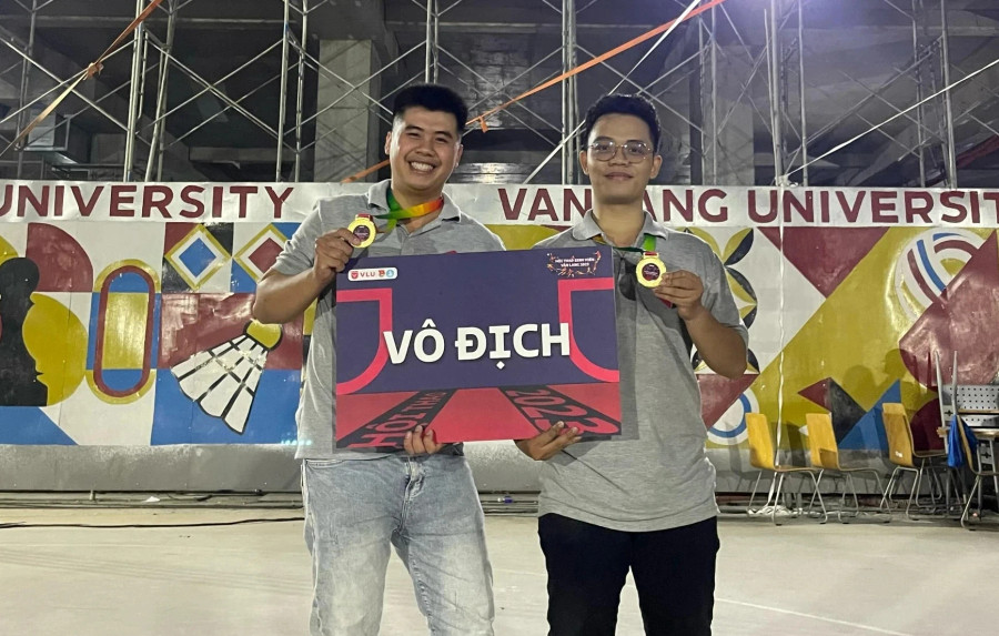 Phát (trái) được nhận xét là tích cực tham gia các hoạt động phong trào. NVCC