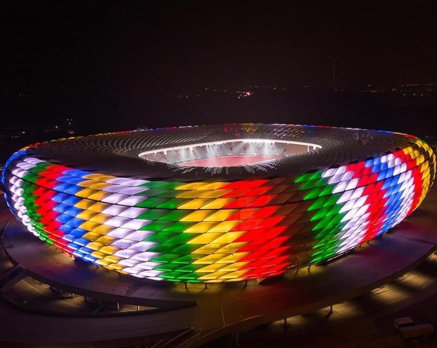 Sân vận động Allianz (Munich) nơi diễn ra trận đấu Khai mạc Vòng chung kết EURO đã lên đèn rực rỡ (Nguồn: DFB.com)