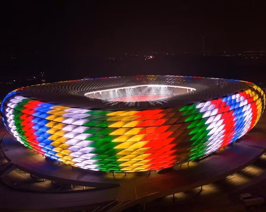 Sân vận động Allianz (Munich) nơi diễn ra trận đấu Khai mạc Vòng chung kết EURO đã lên đèn rực rỡ (Nguồn: DFB.com)