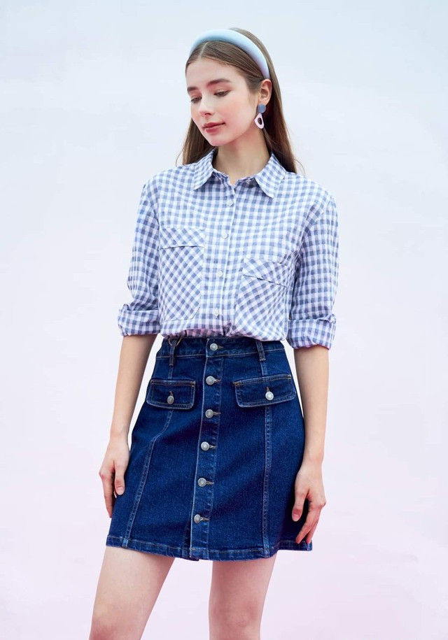 Trong tủ đồ của mình, chắc chắn bạn có vài chiếc áo blouse họa tiết kẻ ca rô, vậy thì thay vì kết hợp cùng quần âu hãy mix cùng chân váy denim cài cúc trước. Cách kết hợp này vừa trẻ trung, năng động lại vừa hợp mốt, thêm vào set đồ một đôi giày thể thao hoặc giày cao gót sẽ là lựa chọn hợp lý hơn cả.