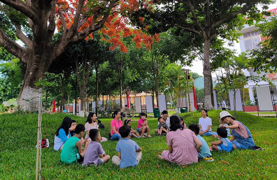 Các em nhỏ tham gia buổi kể chuyện do Thư viện Cỏ May tổ chức trong khuôn viên Bảo tàng tỉnh. Ảnh: Văn Hiếu Các em nhỏ tham gia buổi kể chuyện do Thư viện Cỏ May tổ chức trong khuôn viên Bảo tàng tỉnh. Ảnh: Văn Hiếu