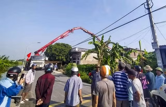 Hiện trường xảy ra vụ tai nạn khiến một người bị cần bơm bê-tông đè chết. Ảnh: CTV