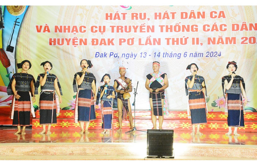 Một tiết mục hát dân ca kết hợp trình diễn nhạc cụ dân tộc tại Liên hoan hát ru, hát dân ca và nhạc cụ truyền thống các dân tộc huyện Đak Pơ. Ảnh: Phương Duyên Một tiết mục hát dân ca kết hợp trình diễn nhạc cụ dân tộc tại Liên hoan hát ru, hát dân ca và nhạc cụ truyền thống các dân tộc huyện Đak Pơ. Ảnh: Phương Duyên