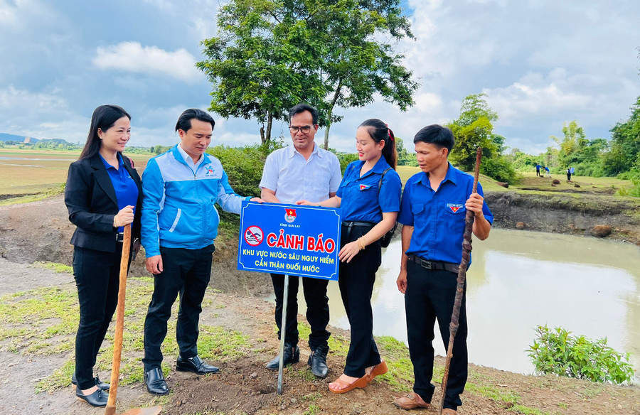 Tỉnh Đoàn Gia Lai cắm biển cảnh báo khu vực nước sâu nguy hiểm tại các ao, hồ ở xã Ia Mơ Nông (huyện Chư Păh). Ảnh: Minh Nhật